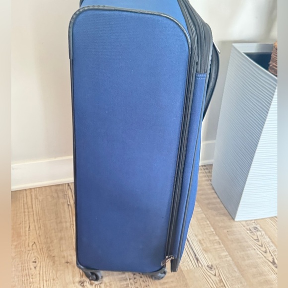 U.S. Traveler Aviron Bay exp. Softside Wheels,Navy, carry on Spinner Luggage - Picture 6 of 11